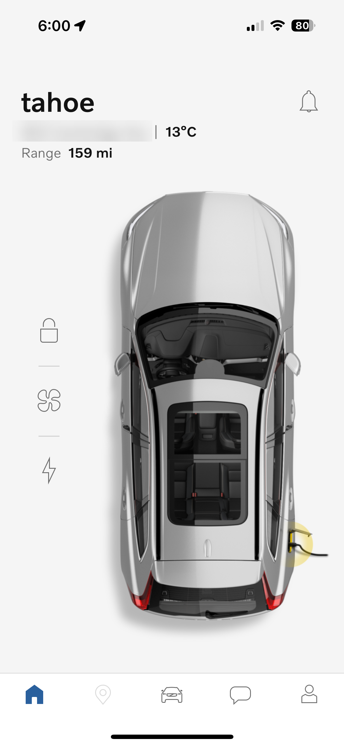 Pantalla de una app de coche con iconos sin etiquetas de texto (candado, ventilación, rayo)